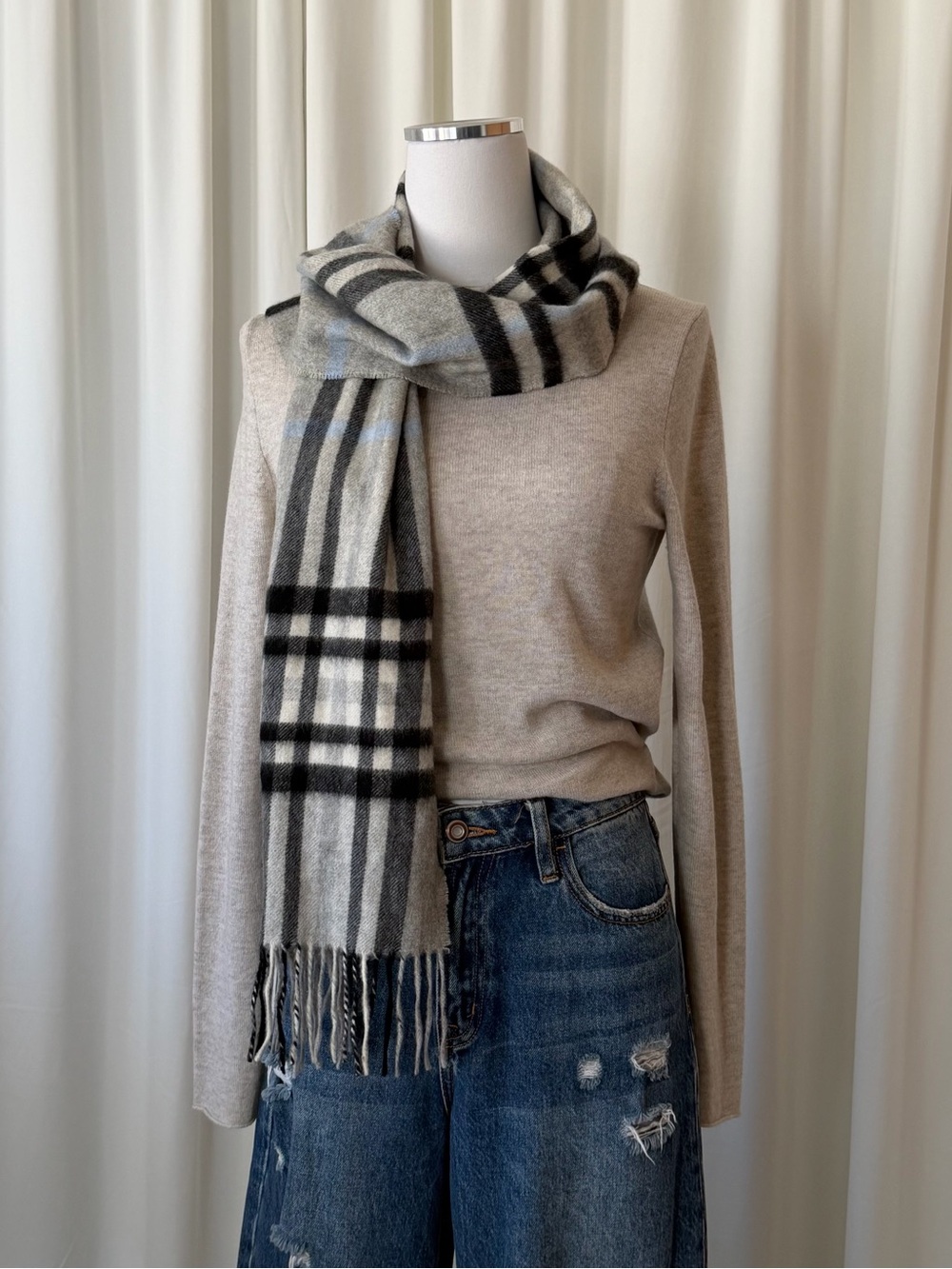 Lord & Taylor 100% Cashmere Plaid Scarf Gray Black Fringe.
